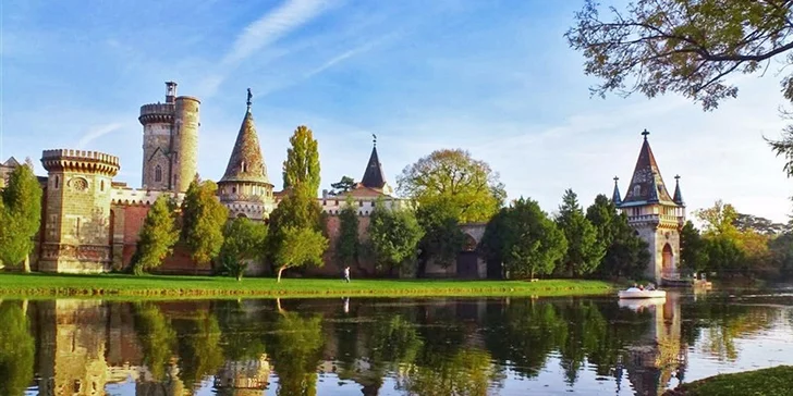 Zámek Laxenburg s plavbou po jezeře a návštěvou města růží