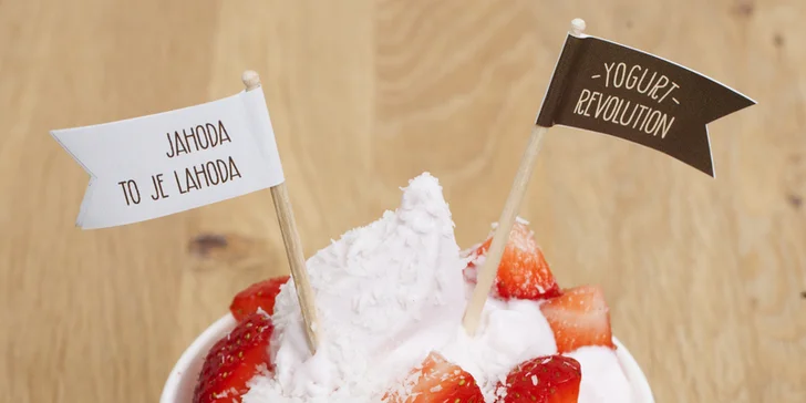 Zdravé mlsání: 200 g frozen yogurtu s ovocem a posypy podle vaší fantazie