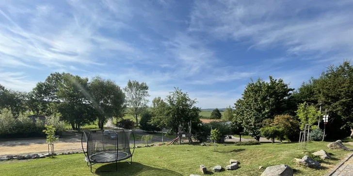 Nudit se to nebudou ani malí hosté – k dispozici je hřiště, trampolína, minizoo, bosochodecká stezka aj.