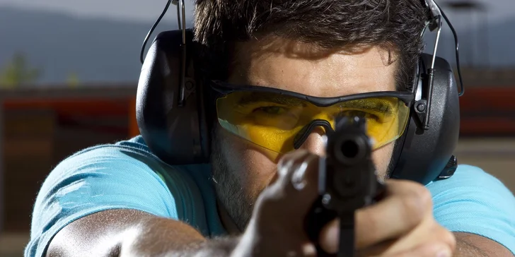 Střelba z osvědčených zbraní i pistolí a pušek elitních jednotek a osobních strážců