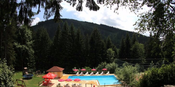 Letní relax v Beskydech s chutnou polopenzí a neomezeným vstupem do bazénů
