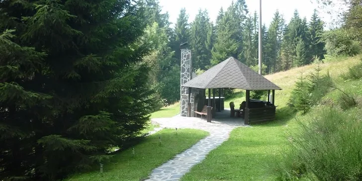 Letní relax v Beskydech s chutnou polopenzí a neomezeným vstupem do bazénů