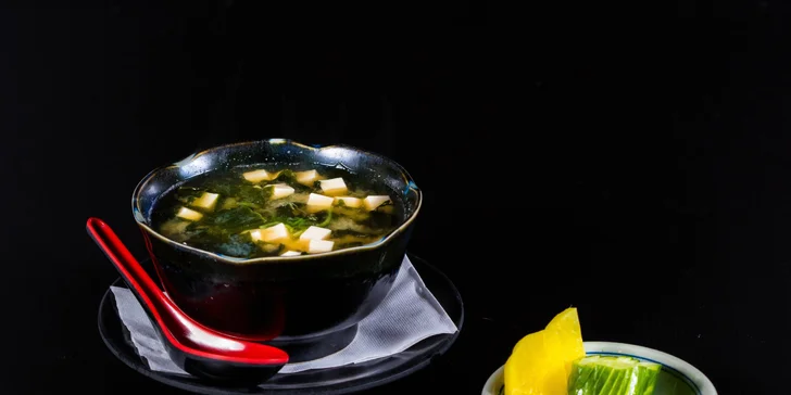 Obědové menu s japonskou polévkou a sushi setem pro jednu osobu