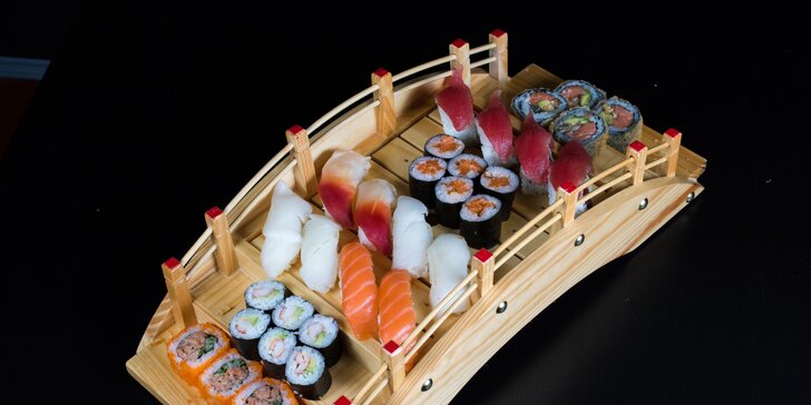 Engawské sushi hody pro dva: 32 kousků, nakládané zelí i zmrzlina Matcha