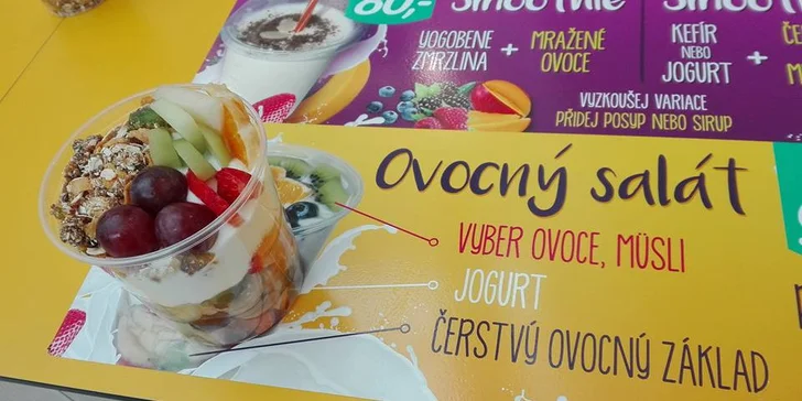 V nabídce najdete smoothie, jogurtové zmrzliny, ovocné salátky i dezerty. 