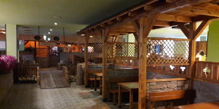 Vykutálená zábava pro celou partu - 2 hodiny bowlingu, pečené koleno a 6 piv