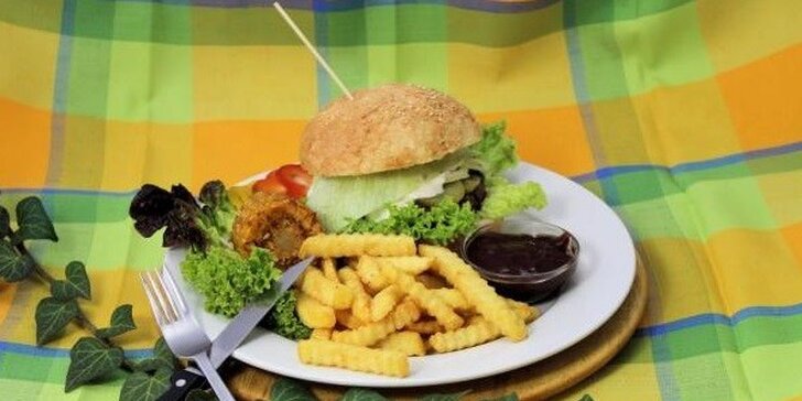 Burger v sezamové bulce, hranolky, kukuřičný klas a BBQ omáčka
