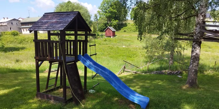 Domeček se skluzavkou je velmi oblíbený a trampolína jakbysmet.