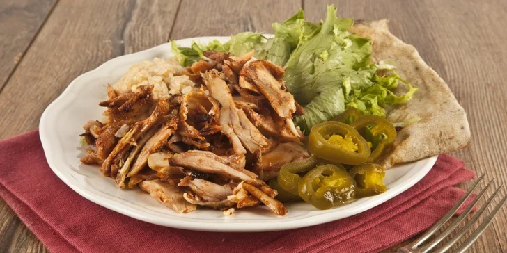 Kebab menu s talířem plným dobrot, mojitem i kávou a dezertem pro 2