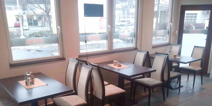 Ozdobte si sami: Dvě pizzy s ingrediencemi podle vlastního výběru