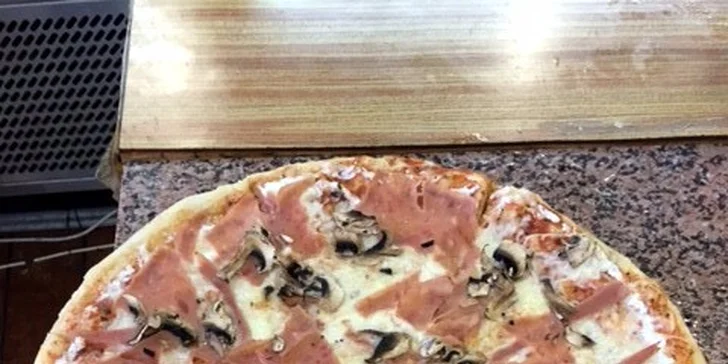Ozdobte si sami: Dvě pizzy s ingrediencemi podle vlastního výběru