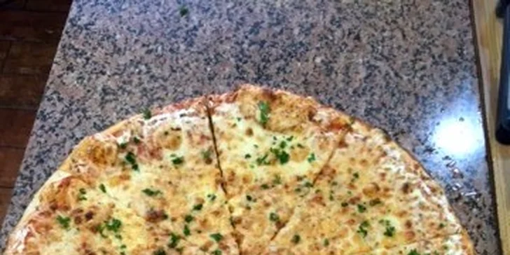 Ozdobte si sami: Dvě pizzy s ingrediencemi podle vlastního výběru