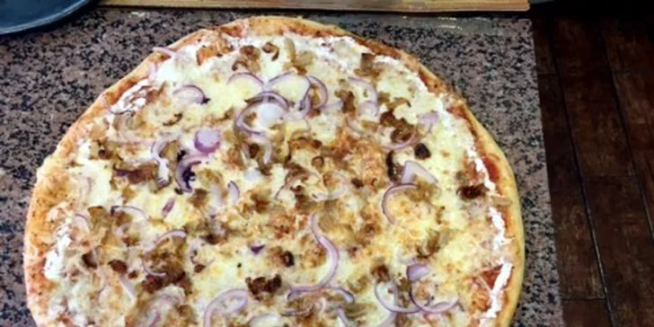 Ozdobte si sami: Dvě pizzy s ingrediencemi podle vlastního výběru