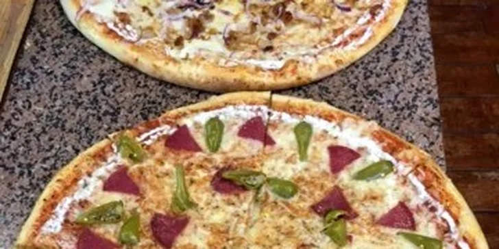 Ozdobte si sami: Dvě pizzy s ingrediencemi podle vlastního výběru