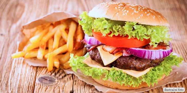 Burger v sezamové bulce, hranolky, kukuřičný klas a BBQ omáčka