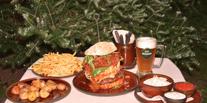 Pekelný mega burger s náloží příloh pro 4 osoby nebo jednoho statečného jedlíka