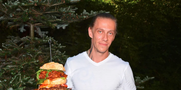 Pekelný mega burger s náloží příloh pro 4 osoby nebo jednoho statečného jedlíka