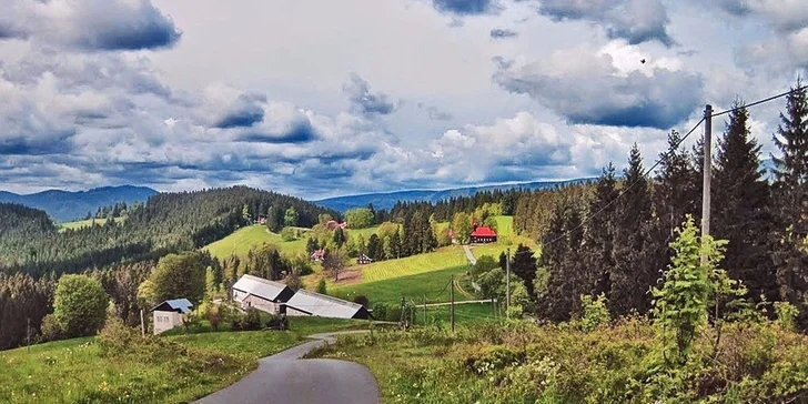 Pohodové léto pod Lysou horou: polopenze, sauna a možnost koupání v sudech
