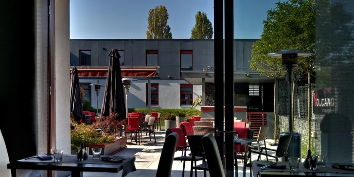 Volcano Chef Burger s celým hovězím steakem Angus a rustikálními hranolky