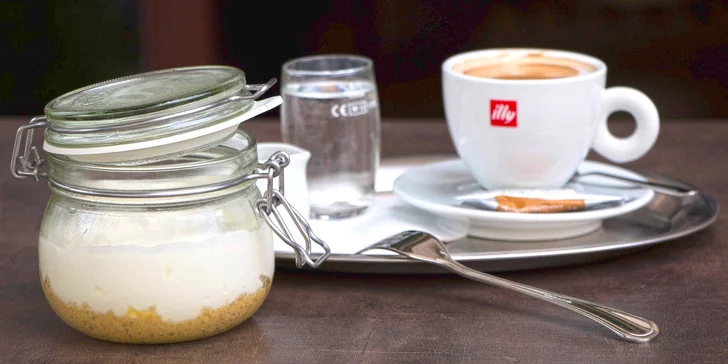 Sladká vzpruha na cestě Prahou: Domácí cheesecake a káva