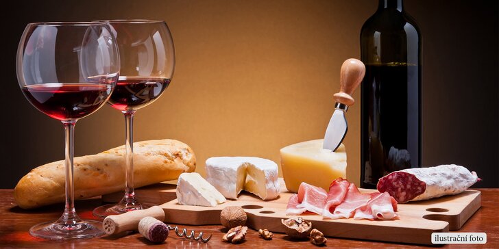 Romantické posezení u vína, sýru, klobásek a dalších dobrot