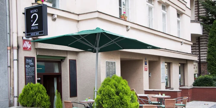 Romantické posezení u vína, sýru, klobásek a dalších dobrot