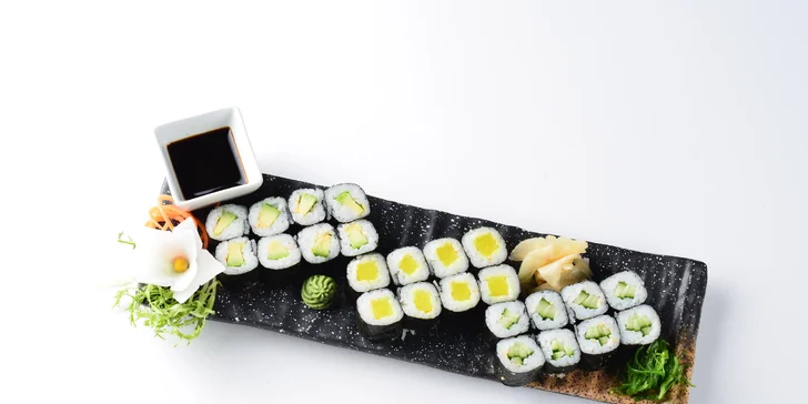 Samozřejmostí je salát wakame, wasabi, zázvor a sójová omáčka (na fotce vege set).
