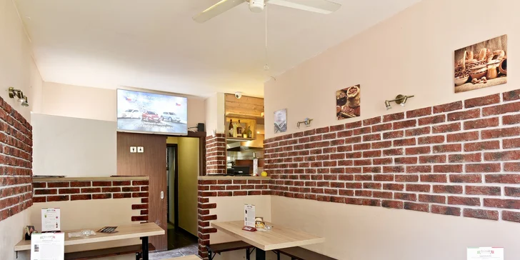 Dokonalá bezlepková pizza posetá surovinami podle vaší fantazie