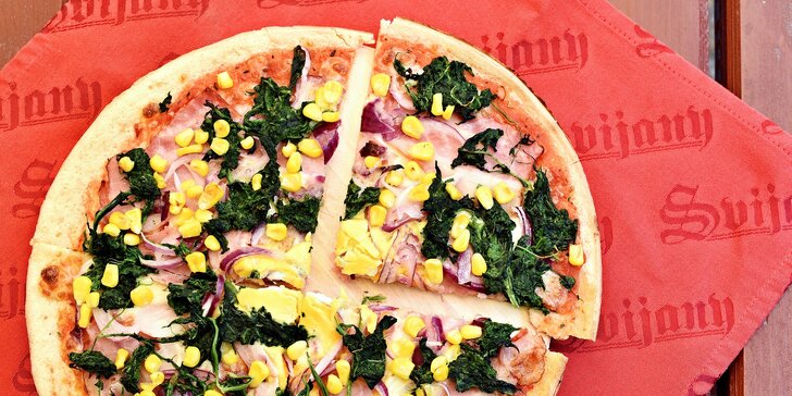 Dokonalá bezlepková pizza posetá surovinami podle vaší fantazie