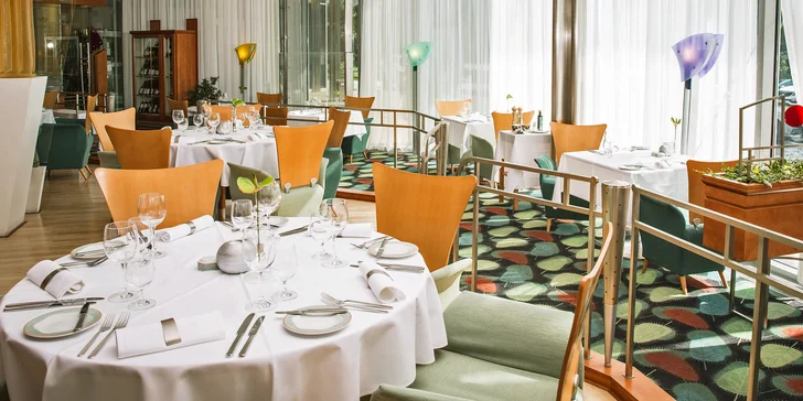 Ve stylové restauraci vychází z tradice české a moravské kuchyně a připravují i sezónní pokrmy. 
