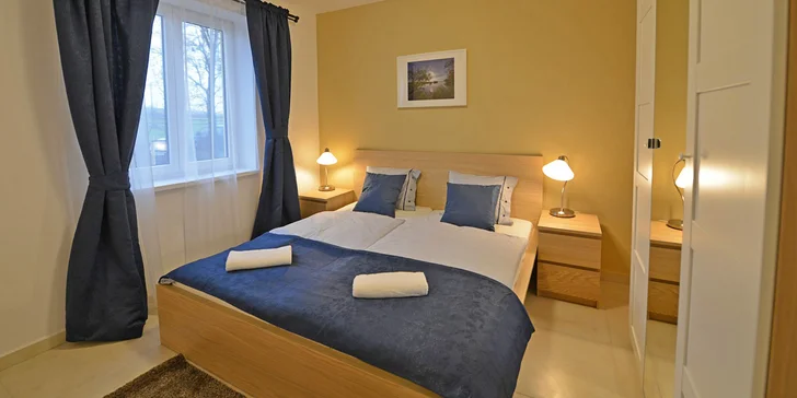 Apartmány jsou mezonetové, mají dvě ložnice a obývací pokoj. 