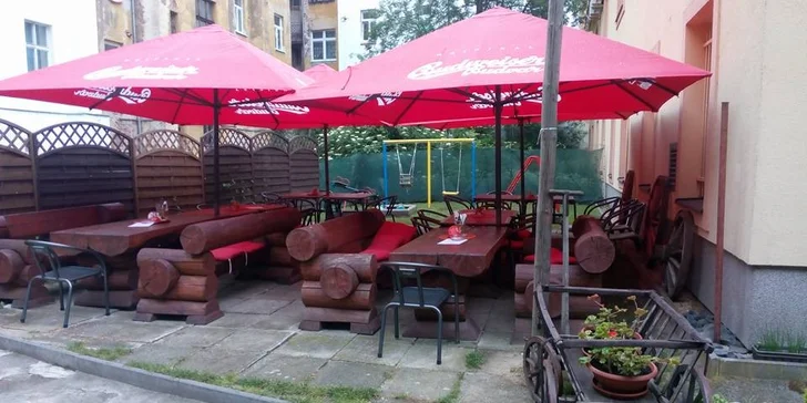 Velký tatarák pro dvě osoby a desatero topinek s česnekem