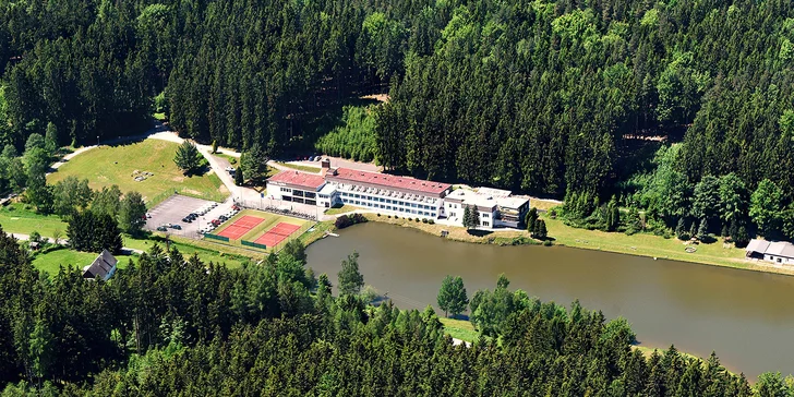 Hotel se nachází v klidném místě u rybníka.