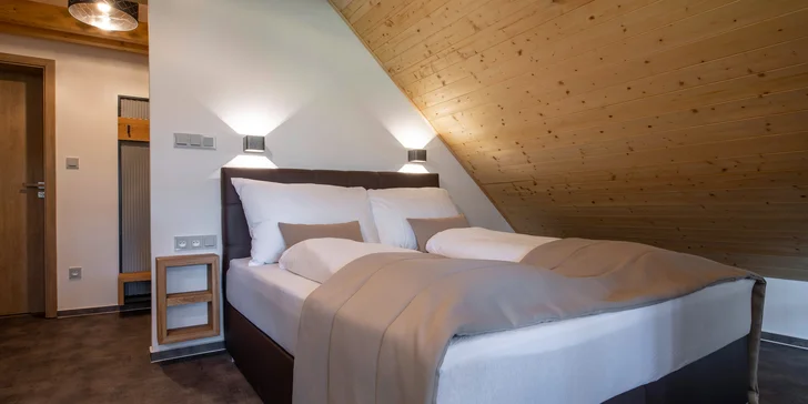 Je tu manželská postel (romantický podkrovní apartmán).