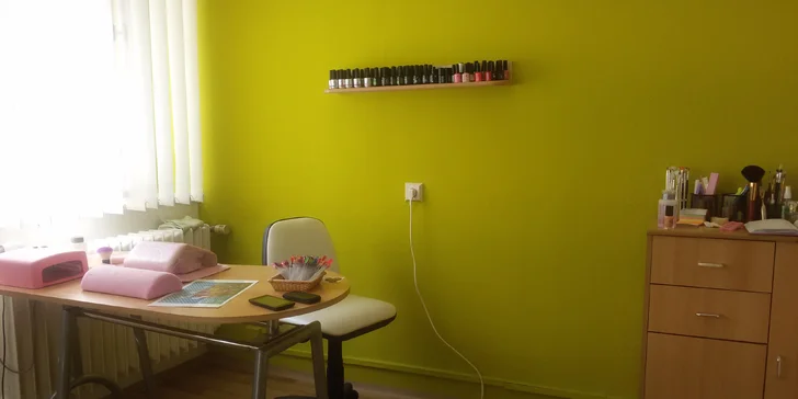Kompletní pedikúra s UV gel lakem a relaxační masáží chodidel