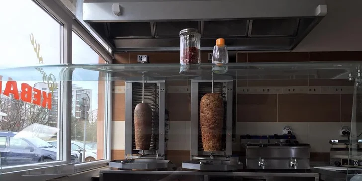 Pouliční dlabanec: Kebab v tortille nebo turecký chléb s masem + nápoj