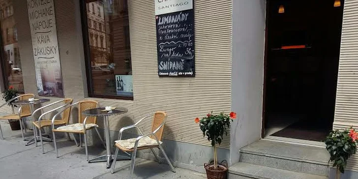 Čerstvý zeleninový salát a Red Espresso na ledu v centru Brna