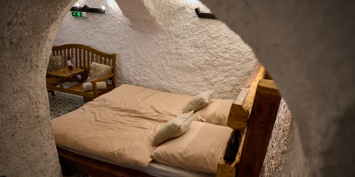 Samozřejmostí je pohodlná manželská postel i odpočinkové lehátko.