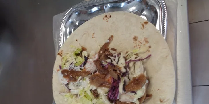 Pouliční dlabanec: Kebab v tortille nebo turecký chléb s masem + nápoj