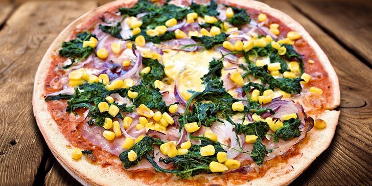 Dokonalá bezlepková pizza posetá surovinami podle vaší fantazie