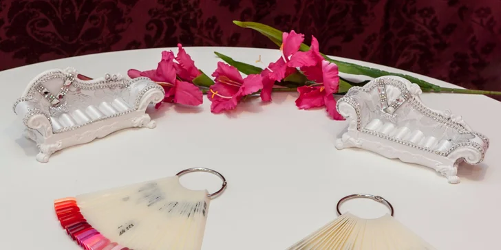 Manikúra či pedikúra s lakováním a aroma lázní ve VIP relax zóně