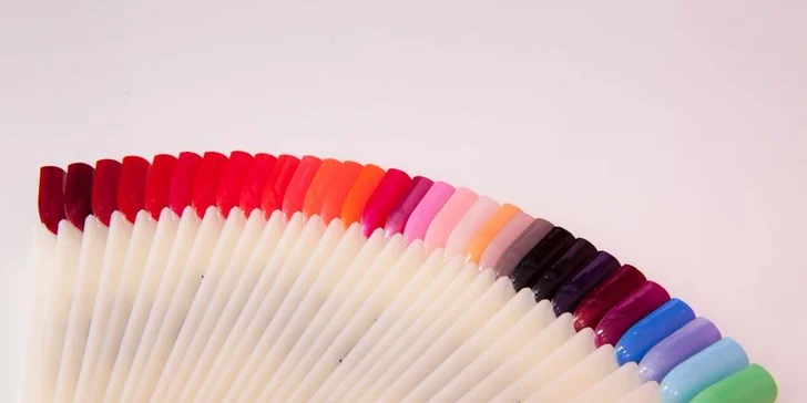Blahodárná masáž se spa manikúrou nebo pedikúrou vč. lakování