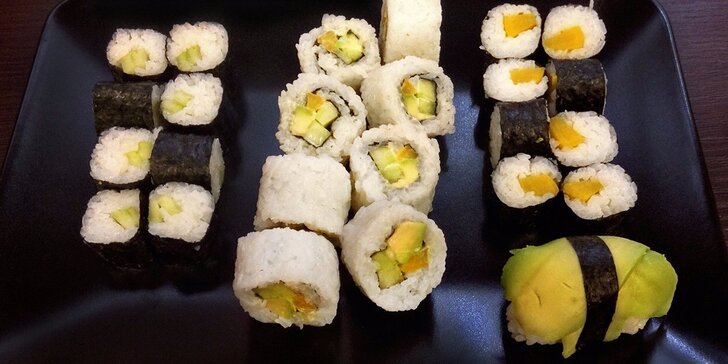 Svezte se na asijské vlně: Vegetariánský sushi set s 23 barevnými rolkami