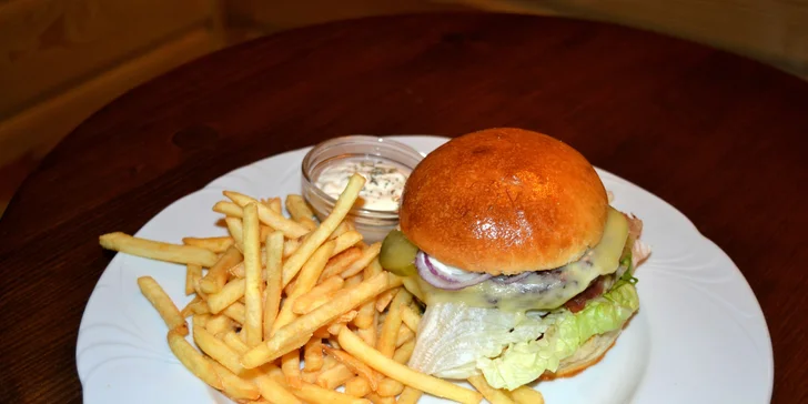 Dva poctivé domácí burgery se slaninou a hranolky s tatarkou nebo kečupem