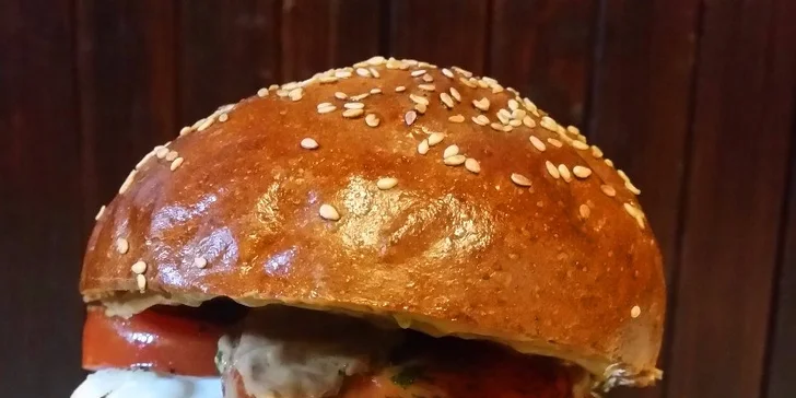 Naducané burgery z Tom's Burger včetně hranolků a salátu Coleslaw