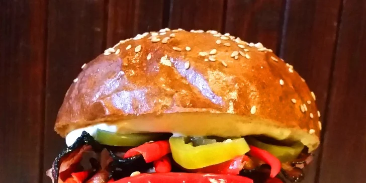Naducané burgery z Tom's Burger včetně hranolků a salátu Coleslaw