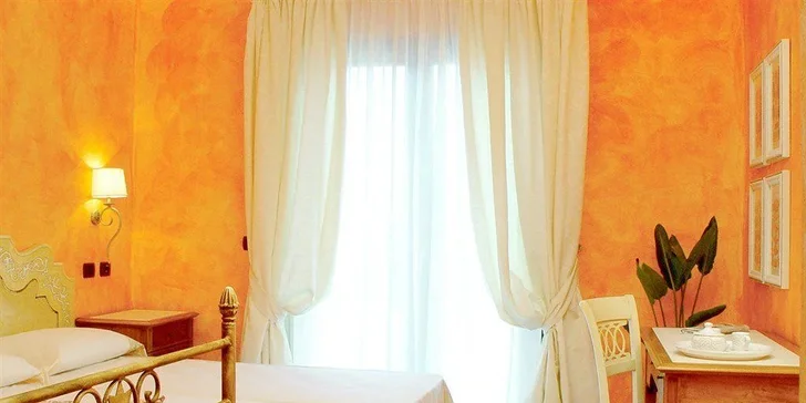 Součástí vybavení je TV, klimatizace a minibar (za poplatek).