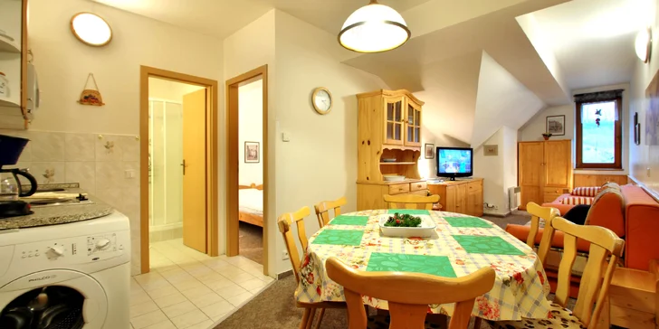 Kuchyňský a jídelní kout v obývací části apartmánu.