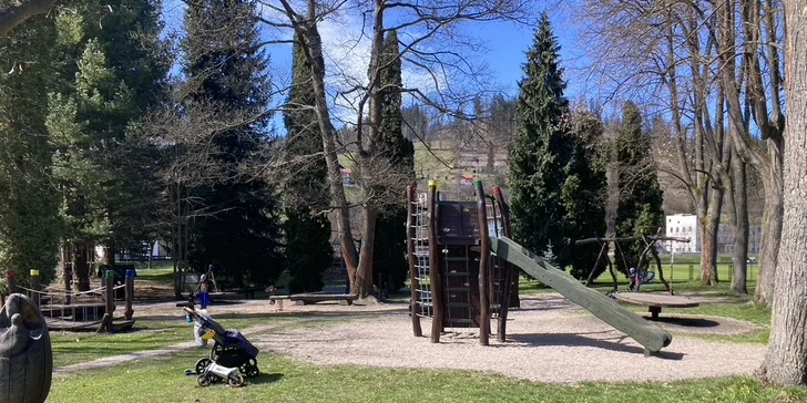 Hneď pod penziónom sa rozprestiera rozľahlý park, kde nájdete aj bohato vybavené detské ihrisko.