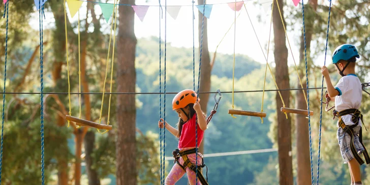 Trnavské lanové centrum ponúka množstvo prekážok vo výške 8 až 13 metrov nad zemou, adrenalínový zoskok Big Swing, Tarzanov skok na štyri svetové strany a ďalšie skvelé atrakcie, ktoré sú vhodné aj pre menšie deti. 